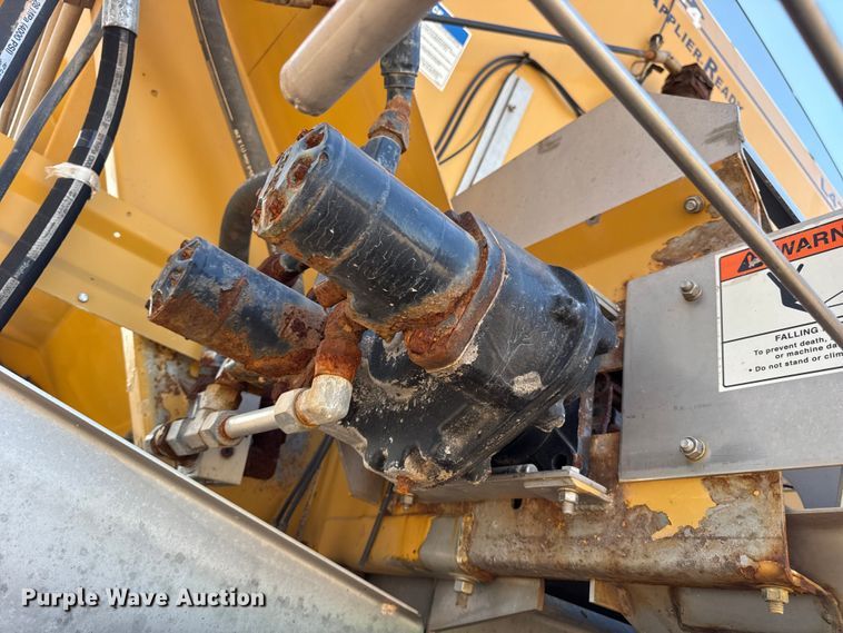 image for item DW6616 2013 RoGator RG1100 spreader