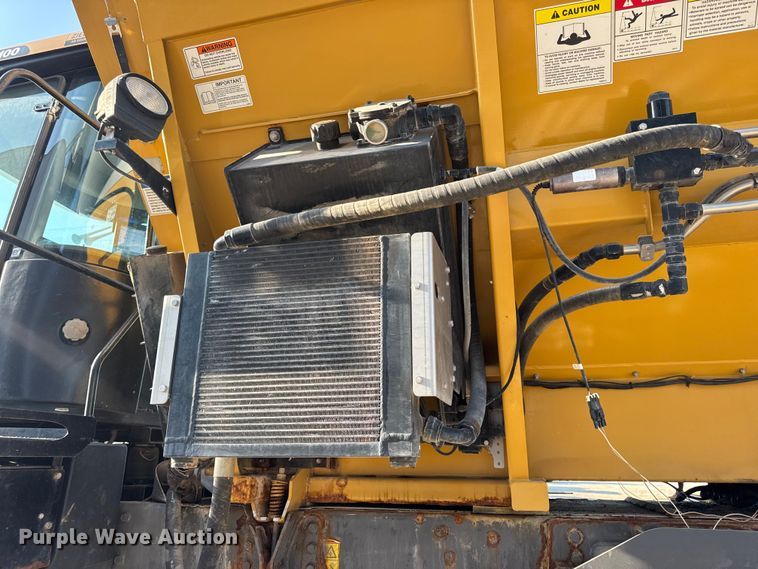 image for item DW6616 2013 RoGator RG1100 spreader