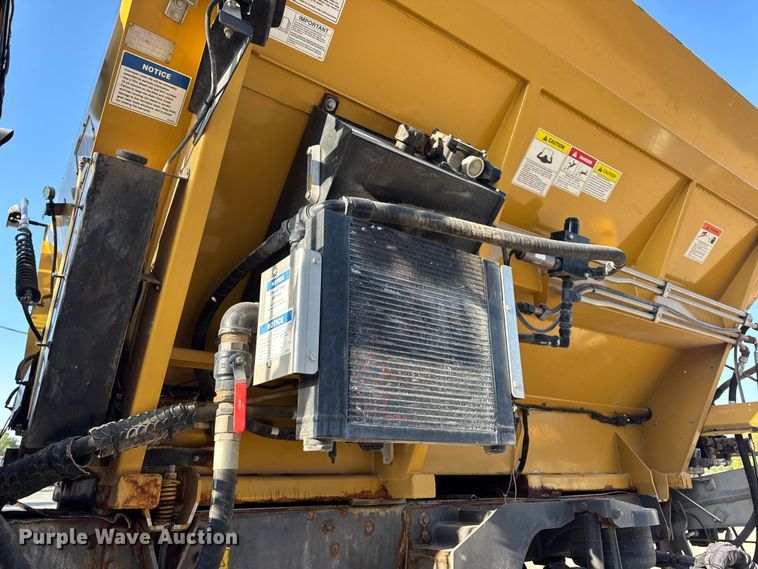 image for item DW6616 2013 RoGator RG1100 spreader