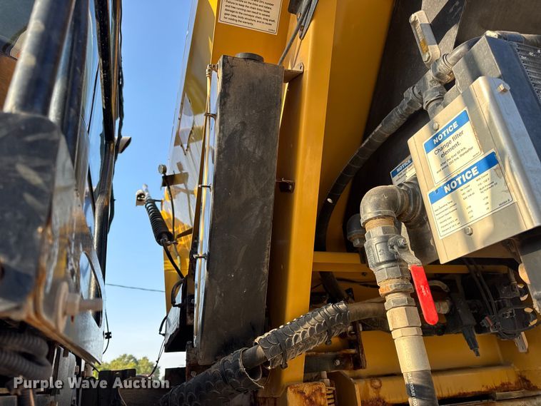 image for item DW6616 2013 RoGator RG1100 spreader