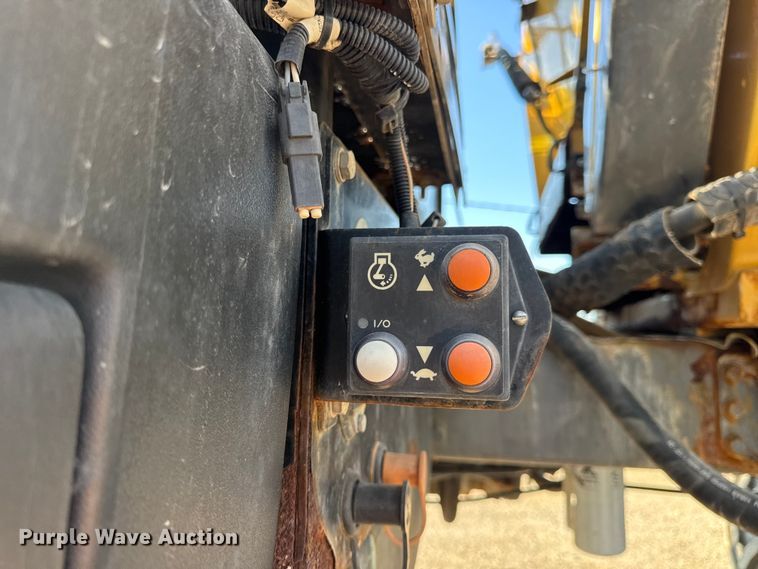 image for item DW6616 2013 RoGator RG1100 spreader