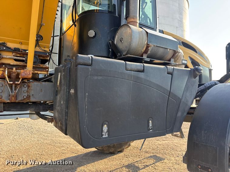 image for item DW6616 2013 RoGator RG1100 spreader