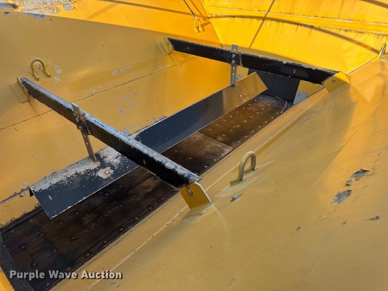 image for item DW6616 2013 RoGator RG1100 spreader