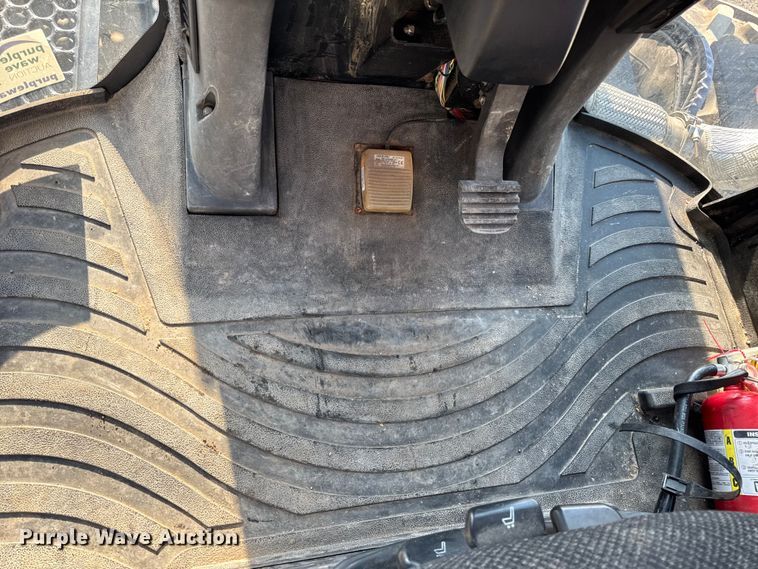 image for item DW6616 2013 RoGator RG1100 spreader