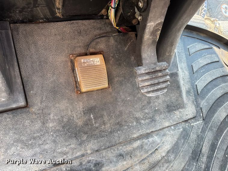 image for item DW6616 2013 RoGator RG1100 spreader