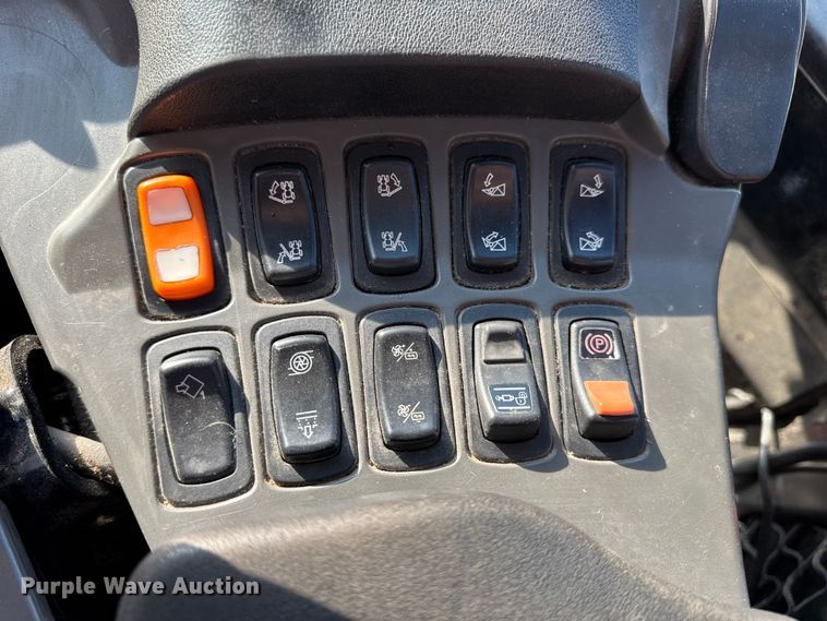 image for item DW6616 2013 RoGator RG1100 spreader