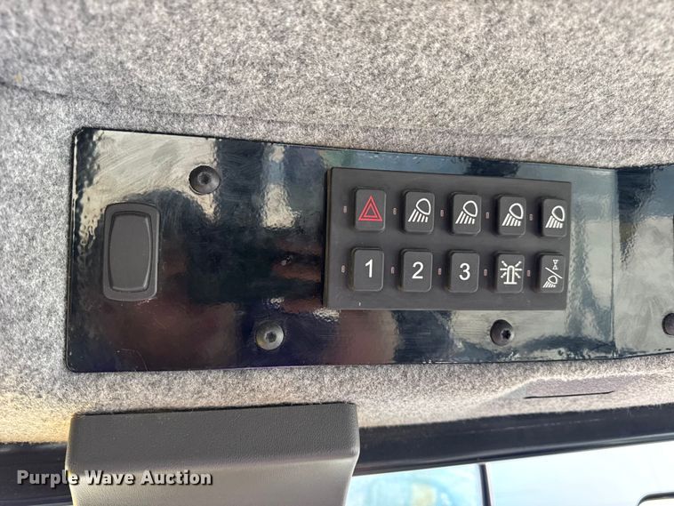 image for item DW6616 2013 RoGator RG1100 spreader