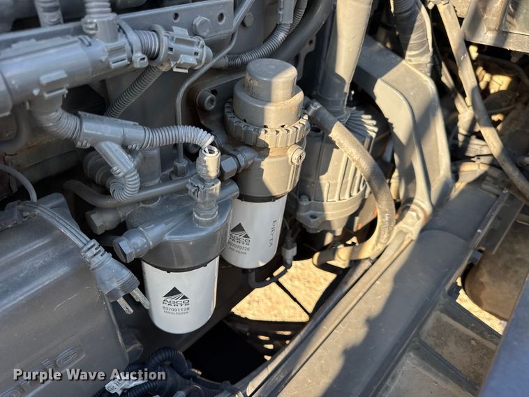 image for item DW6616 2013 RoGator RG1100 spreader