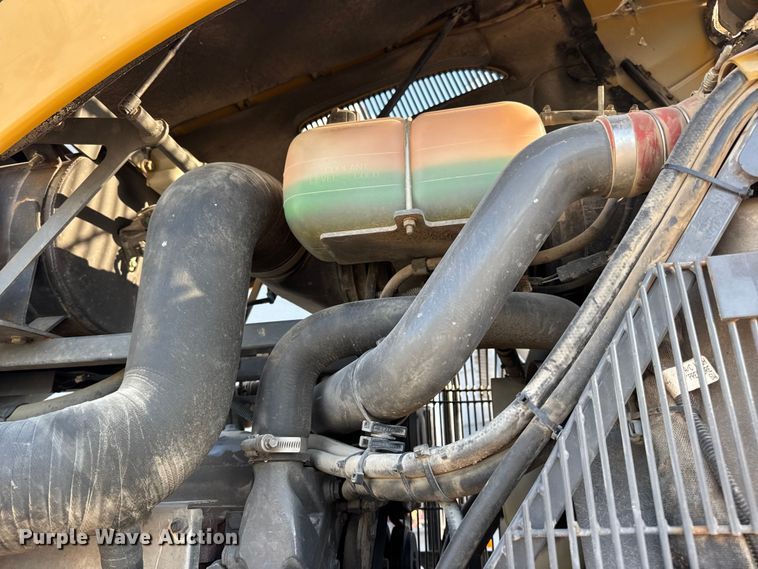 image for item DW6616 2013 RoGator RG1100 spreader