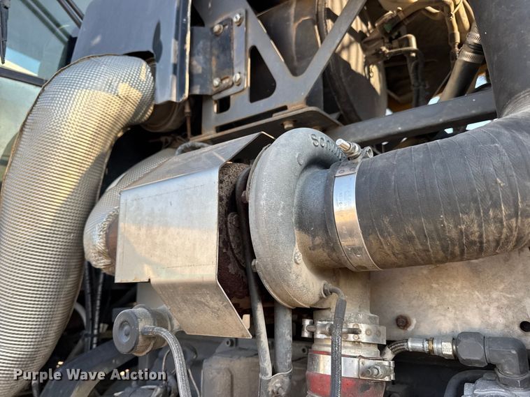 image for item DW6616 2013 RoGator RG1100 spreader