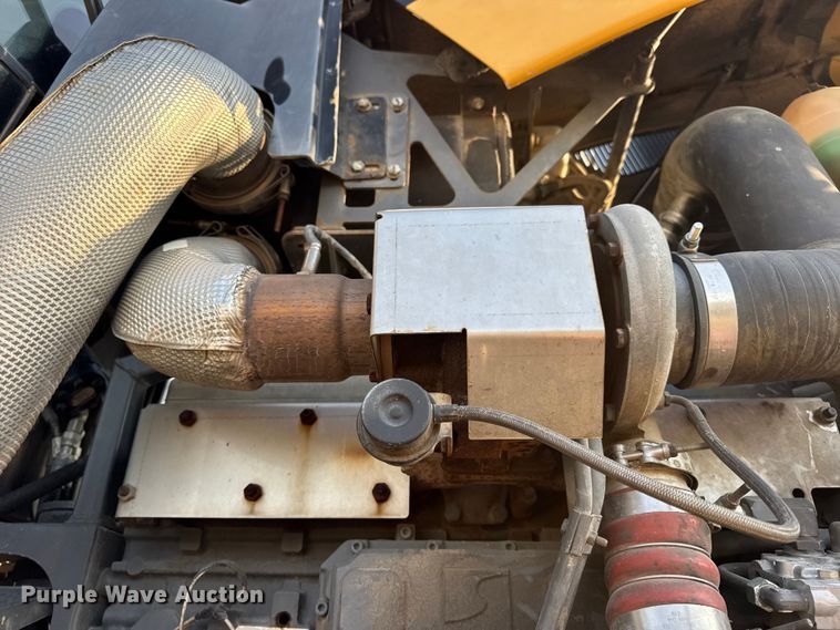 image for item DW6616 2013 RoGator RG1100 spreader