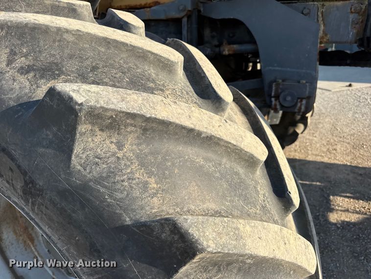 image for item DW6616 2013 RoGator RG1100 spreader