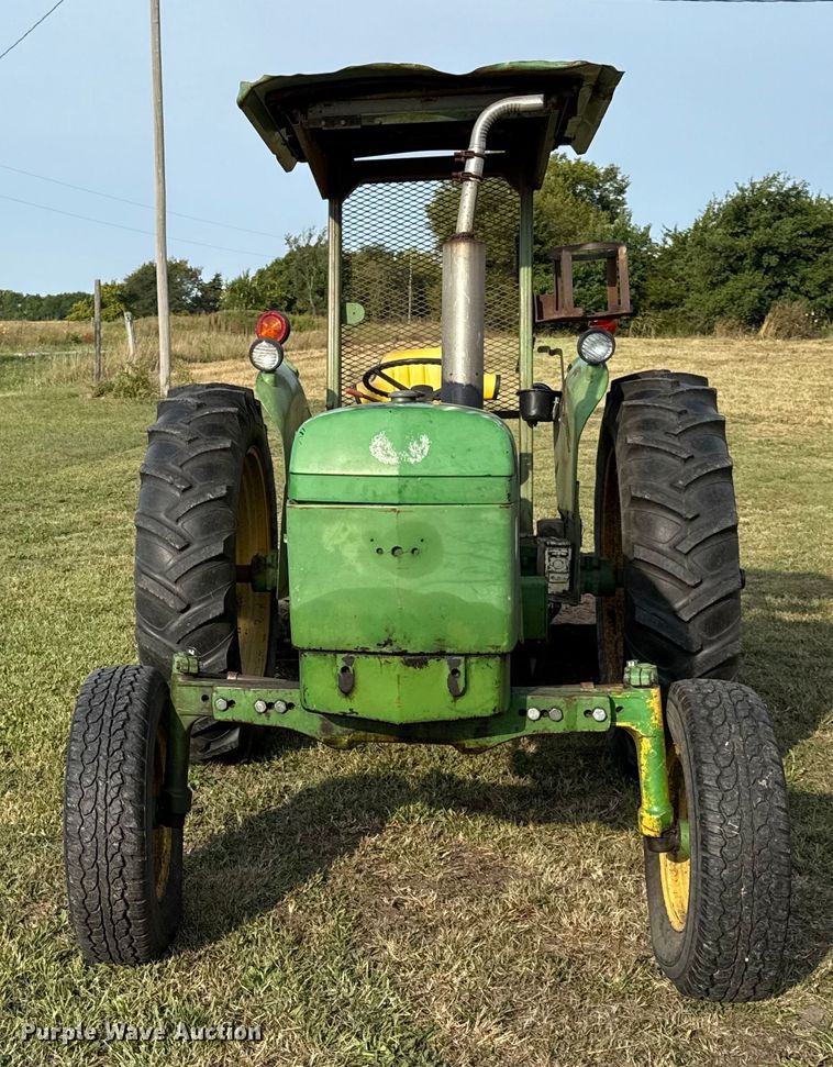 image for item DY8111 1977 John Deere 2240 tractor