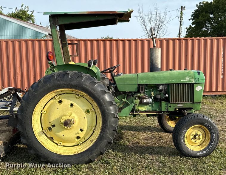 image for item DY8111 1977 John Deere 2240 tractor