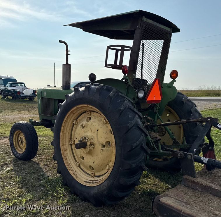 image for item DY8111 1977 John Deere 2240 tractor