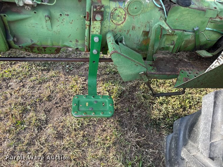 image for item DY8111 1977 John Deere 2240 tractor