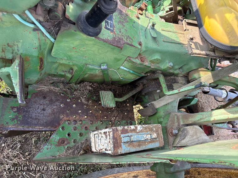 image for item DY8111 1977 John Deere 2240 tractor