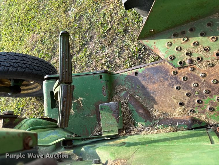 image for item DY8111 1977 John Deere 2240 tractor