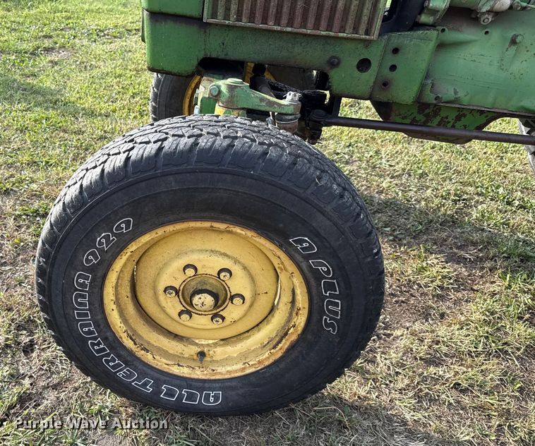 image for item DY8111 1977 John Deere 2240 tractor