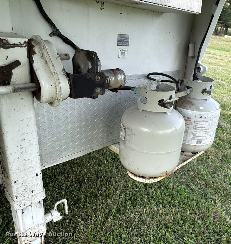 image for item DY8117 2005 Kiefer Xpress Advantage plus livestock trailer