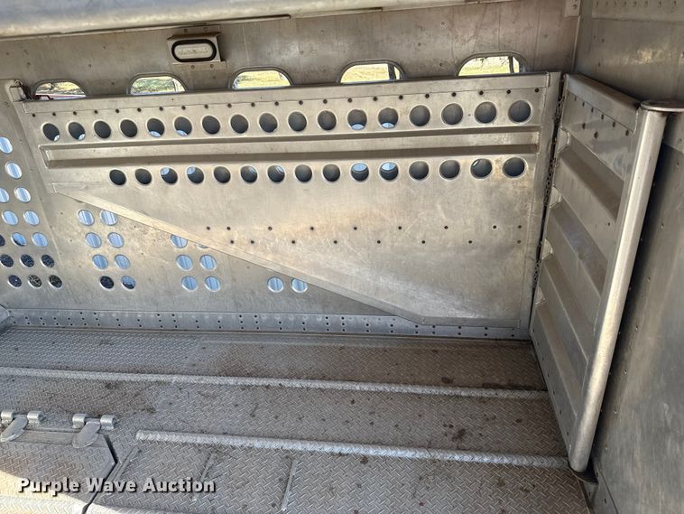 image for item DZ8981 2015 Merritt livestock trailer