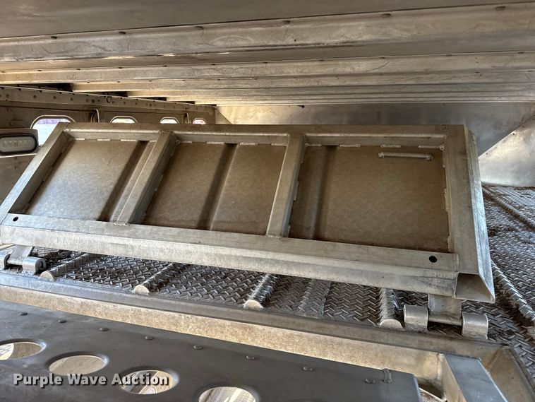 image for item DZ8981 2015 Merritt livestock trailer