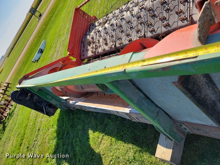 image for item EA2555 John Deere pickup head