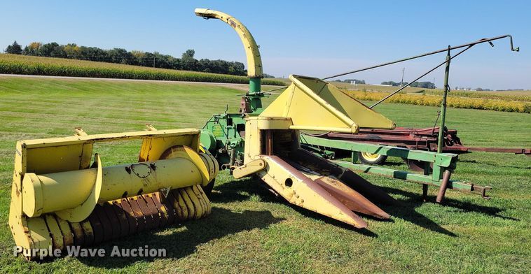 image for item EA2558 John Deere 3800 forage harvester