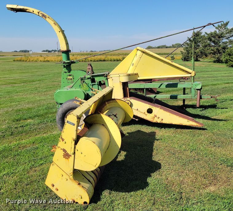 image for item EA2558 John Deere 3800 forage harvester