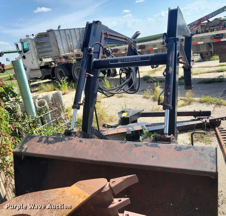 image for item EA2563 Farmhand XL 740 loader