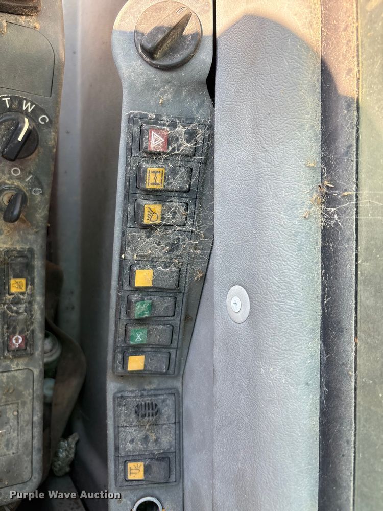 image for item EA7511 2005 Volvo EW180B wheeled excavator