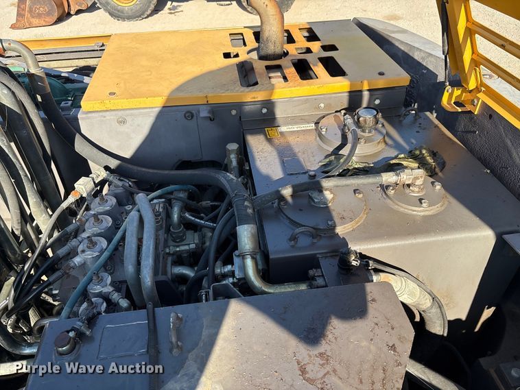 image for item EA7511 2005 Volvo EW180B wheeled excavator