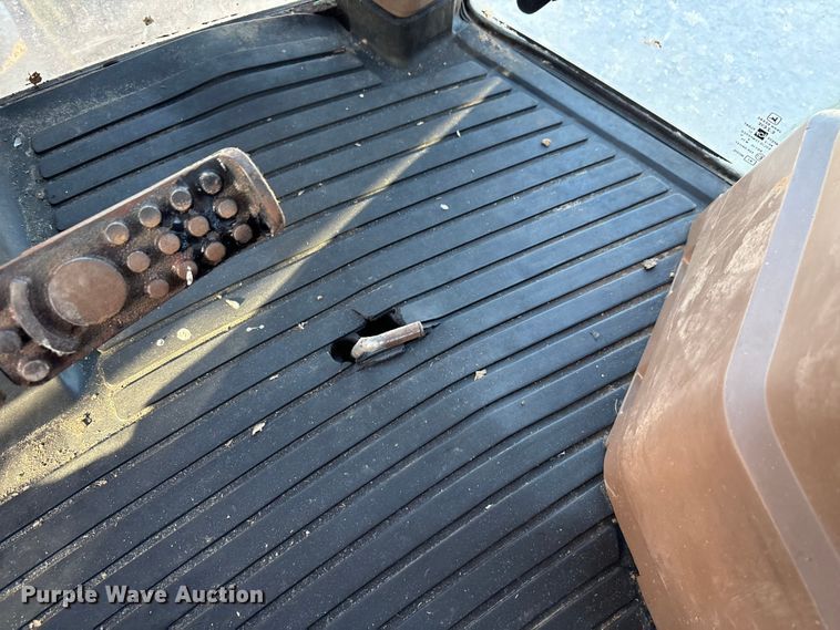 image for item EA7512 1997 John Deere 7810 MFWD tractor