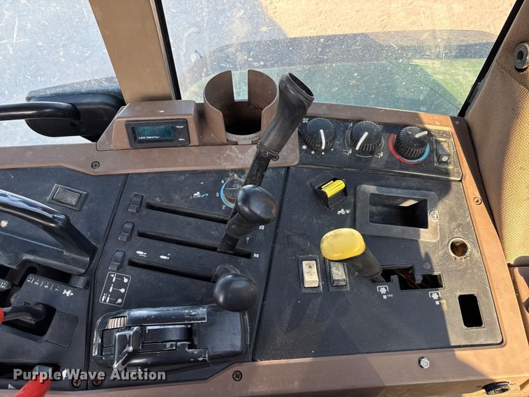 image for item EA7512 1997 John Deere 7810 MFWD tractor