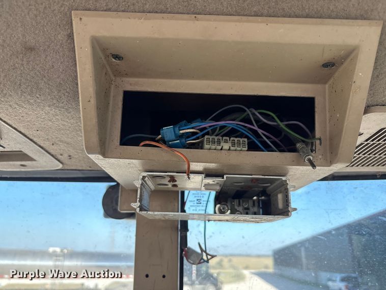 image for item EA7512 1997 John Deere 7810 MFWD tractor