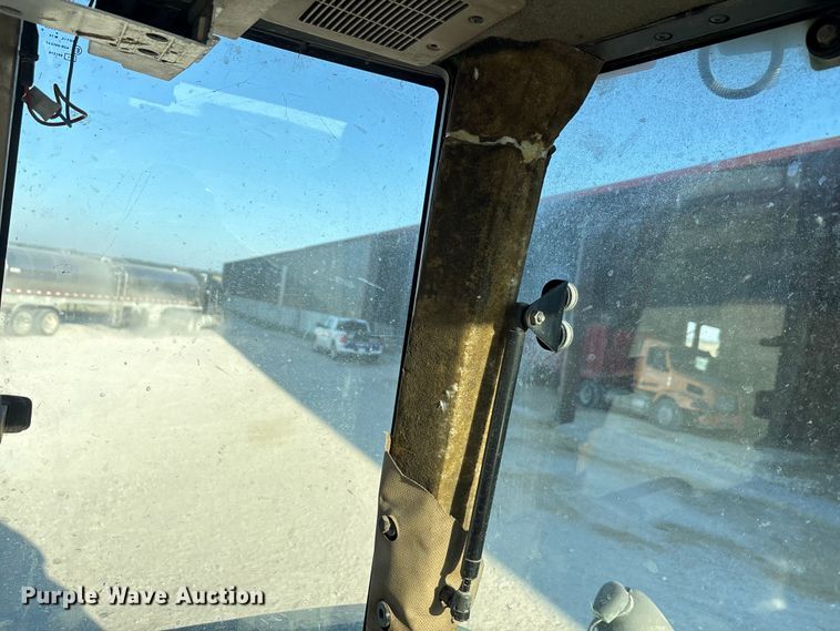 image for item EA7512 1997 John Deere 7810 MFWD tractor