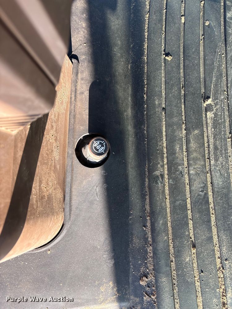 image for item EA7512 1997 John Deere 7810 MFWD tractor