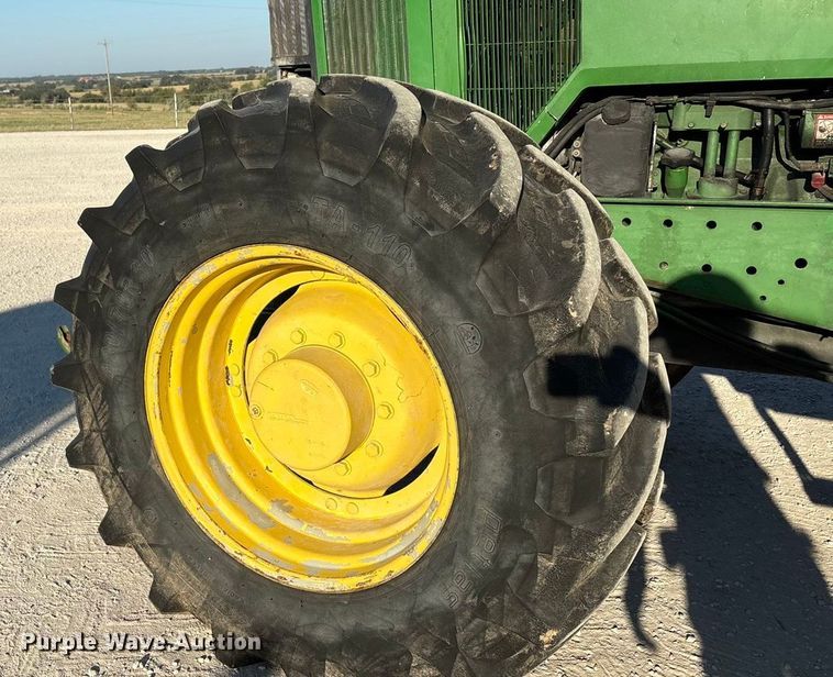 image for item EA7512 1997 John Deere 7810 MFWD tractor