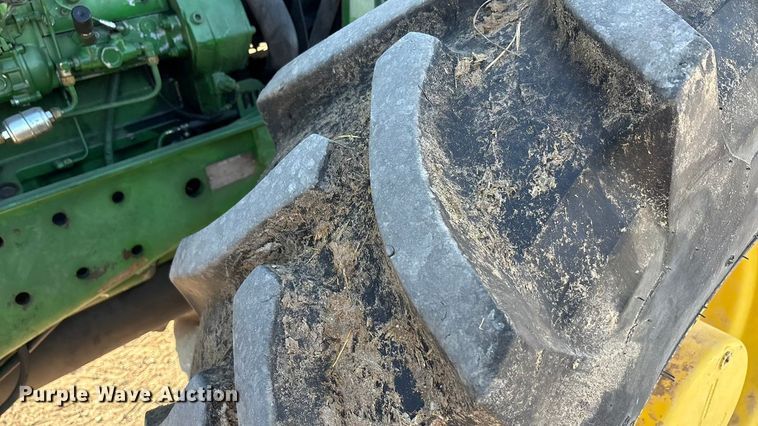 image for item EA7512 1997 John Deere 7810 MFWD tractor