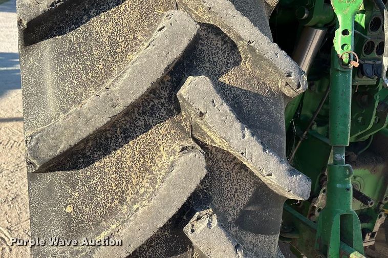 image for item EA7512 1997 John Deere 7810 MFWD tractor