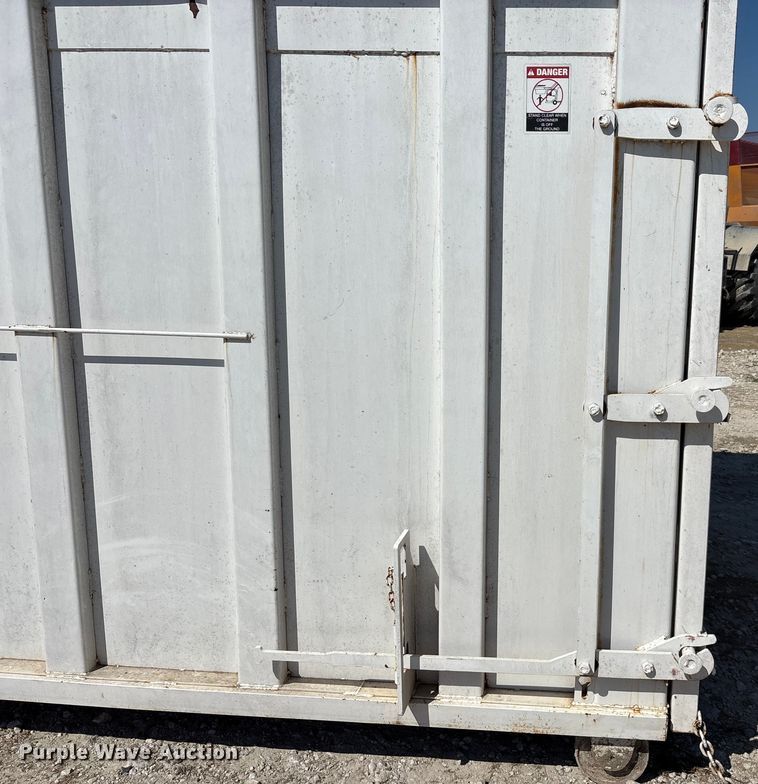 image for item EA7518 Roll-off dumpster