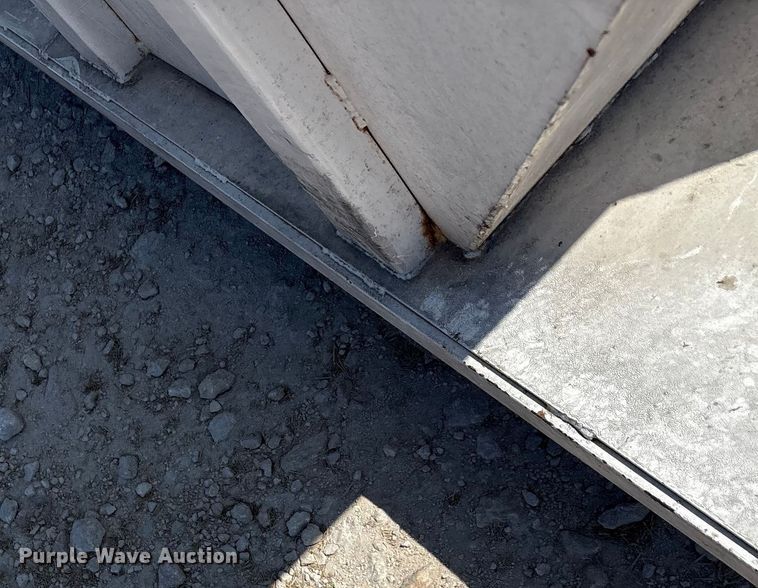 image for item EA7518 Roll-off dumpster