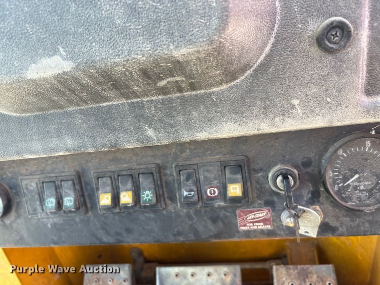 image for item EA7519 1996 Fiat-Allis FL145 track loader