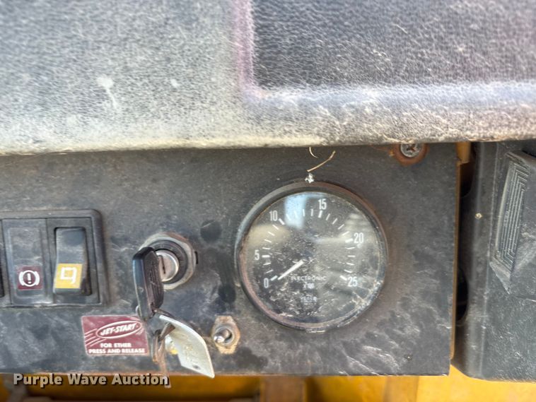 image for item EA7519 1996 Fiat-Allis FL145 track loader