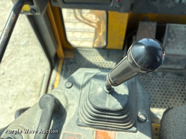 image for item EA7519 1996 Fiat-Allis FL145 track loader