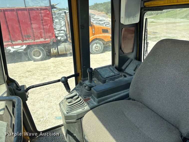 image for item EA7519 1996 Fiat-Allis FL145 track loader