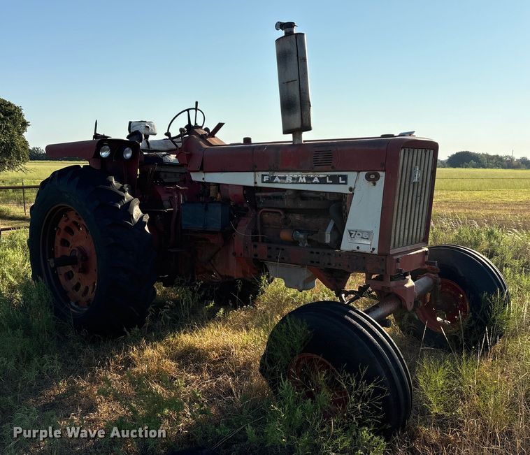 image for item EA7520 1967 International Harvester Farmall 706 tractor