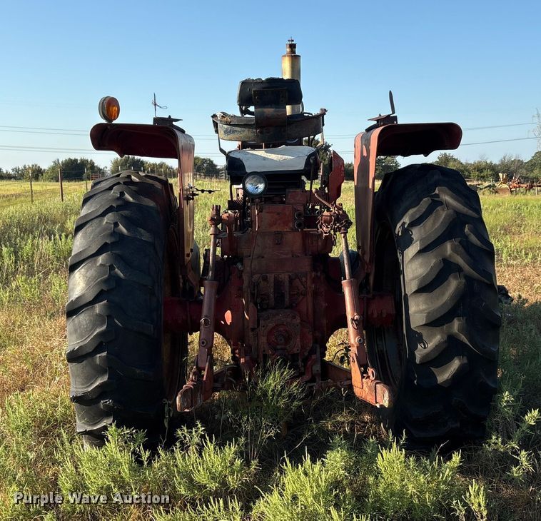 image for item EA7520 1967 International Harvester Farmall 706 tractor