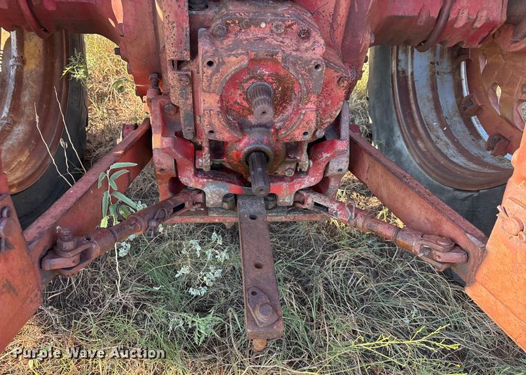 image for item EA7520 1967 International Harvester Farmall 706 tractor