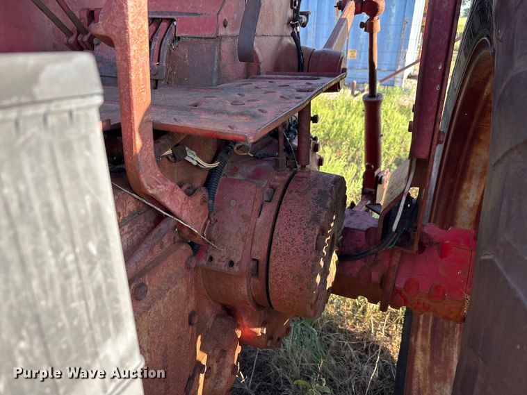 image for item EA7520 1967 International Harvester Farmall 706 tractor